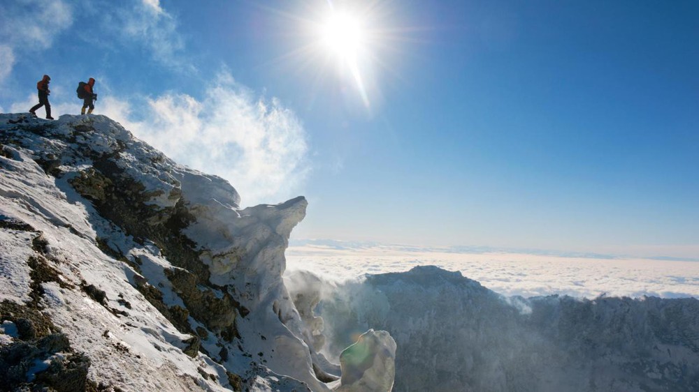 Thám hiểm hang băng ở độ cao gần 4000m: Phát hiện sinh vật lạ, khoa học chưa từng biết - Ảnh 1.