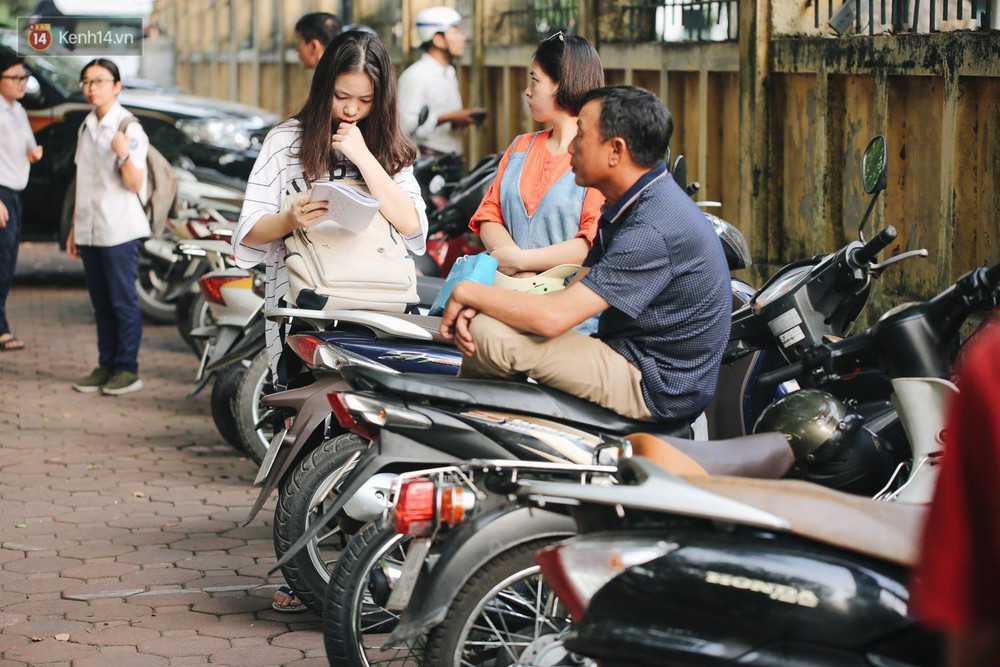 Ngày đầu tiên tuyển sinh lớp 10 tại Hà Nội: Học sinh và phụ huynh căng thẳng vì kỳ thi được đánh giá khó hơn cả thi đại học - Ảnh 2.