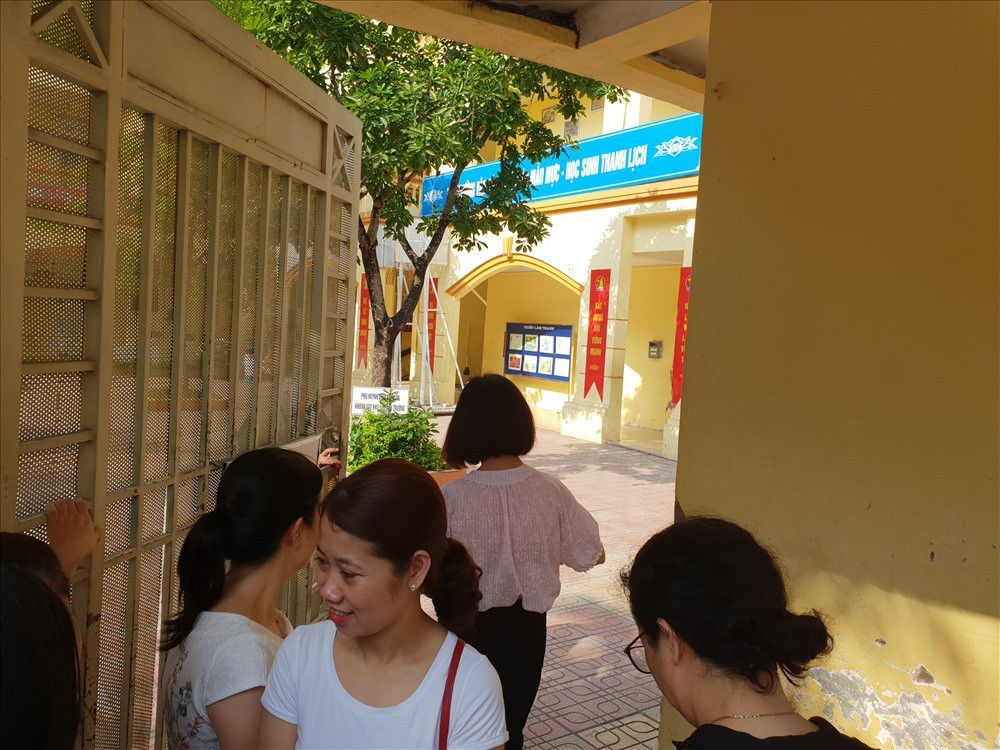 Sốc: Người “lạ” ra vào như đi chợ ở điểm thi lớp 10 tại THCS Phan Đình Giót - Ảnh 4.