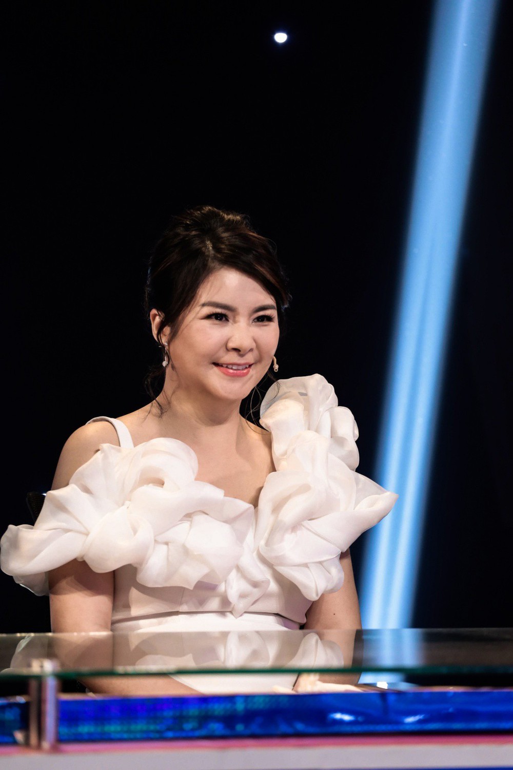 Diễn viên Kim Oanh bị chỉ trích nặng nề khi ngồi giám khảo cùng Quang Linh, Đàm Vĩnh Hưng - Ảnh 2.