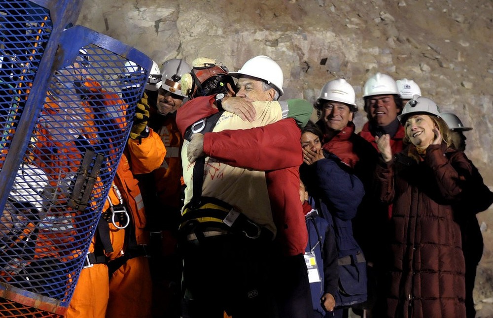 Thợ mỏ mắc kẹt 69 ngày tại Chile khuyên các cầu thủ nhí Thái Lan tránh xa cám dỗ tiền bạc - Ảnh 2.