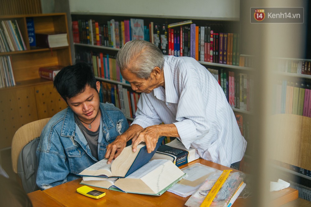 Chuyện ông cụ 77 tuổi ngồi ở thư viện Sài Gòn từ sáng đến tối mịt: Ăn cơm từ thiện, luyện học tiếng Anh - Ảnh 6.