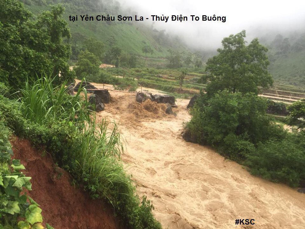 Clip: Cảnh sạt lở, mưa lũ chảy ầm ầm ở Sơn La nóng trên mạng xã hội - Ảnh 3.
