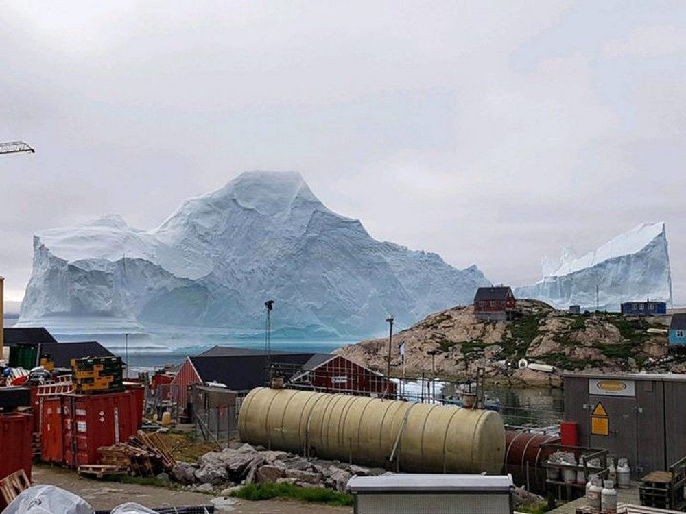 Dân làng ở Greenland phải sơ tán vì khối băng khổng lồ tách khỏi sông băng ở gần bờ - Ảnh 1.