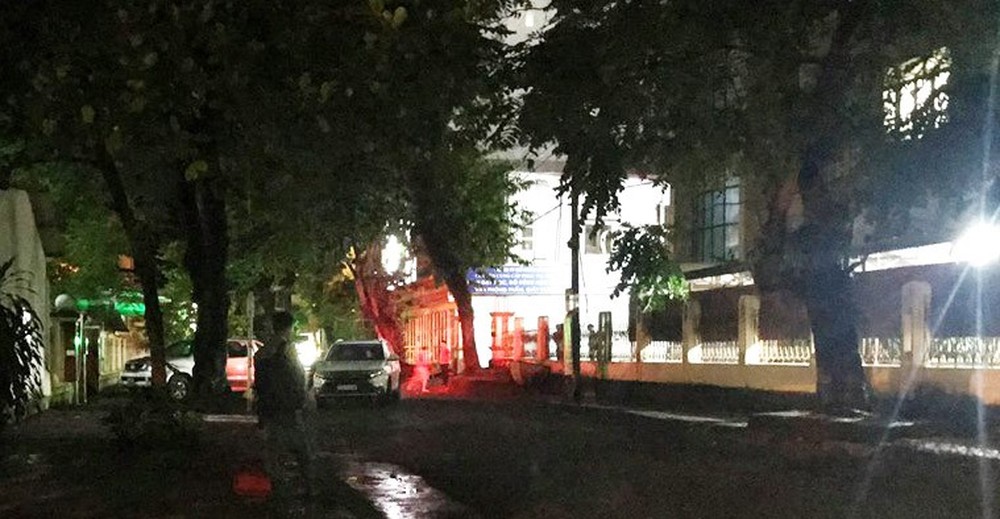 Nhiều cảnh sát cơ động đến Sở GD&ĐT Hà Giang lúc đêm khuya - Ảnh 10.