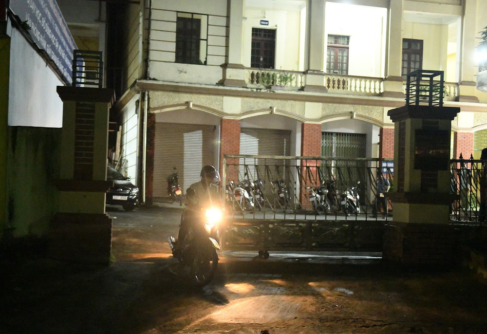 Nhiều cảnh sát cơ động đến Sở GD&ĐT Hà Giang lúc đêm khuya - Ảnh 7.
