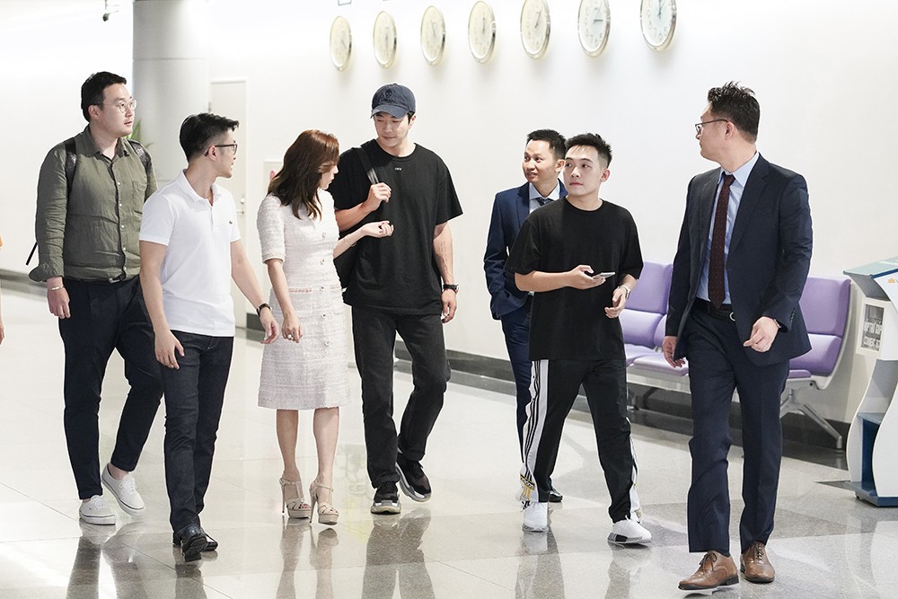 Hoa hậu Thu Hoài ra tận sân bay đón tài tử Nấc thang lên thiên đường Kwon Sang Woo - Ảnh 3.