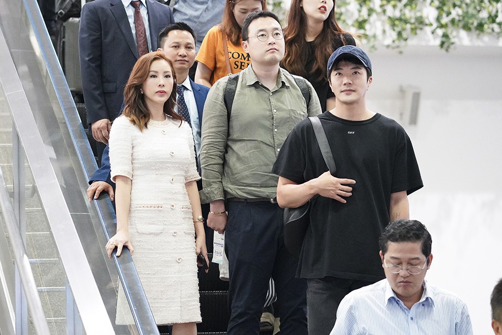 Hoa hậu Thu Hoài ra tận sân bay đón tài tử Nấc thang lên thiên đường Kwon Sang Woo - Ảnh 6.