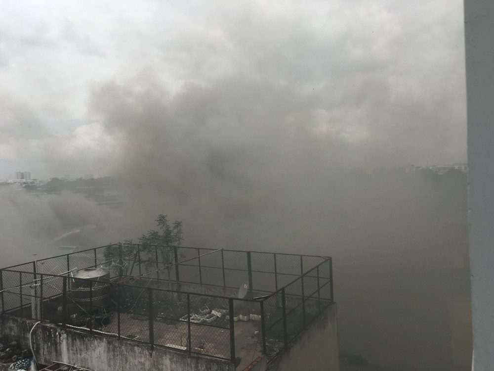 Hiện trường vụ cháy kho xưởng, khói đen bao phủ một vùng ở Sài Gòn - Ảnh 10.