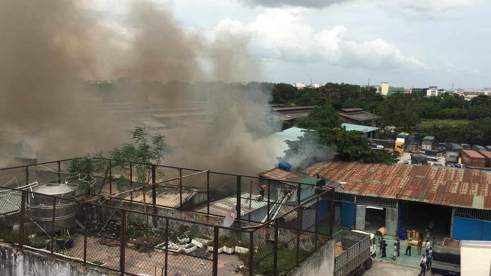 Hiện trường vụ cháy kho xưởng, khói đen bao phủ một vùng ở Sài Gòn - Ảnh 11.