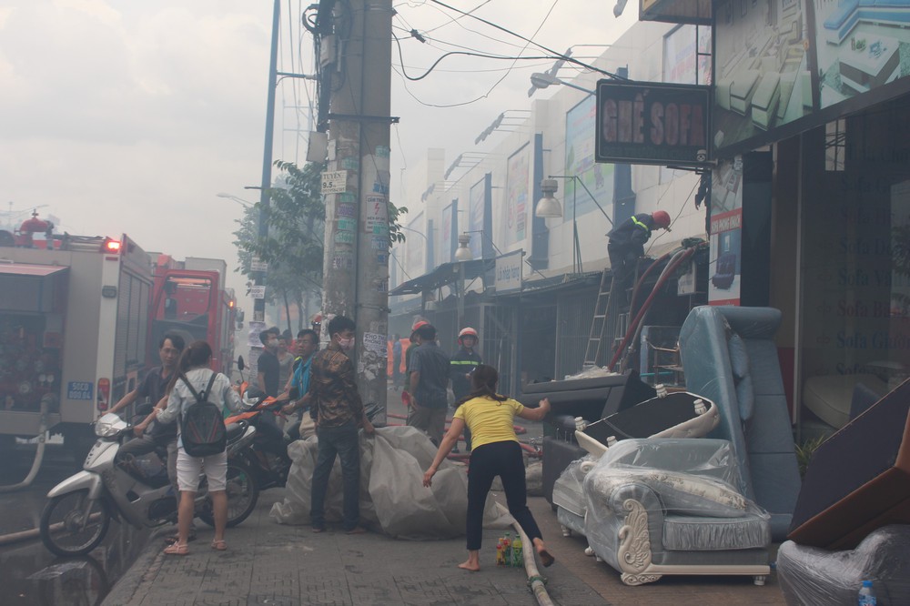 Hiện trường vụ cháy kho xưởng, khói đen bao phủ một vùng ở Sài Gòn - Ảnh 1.