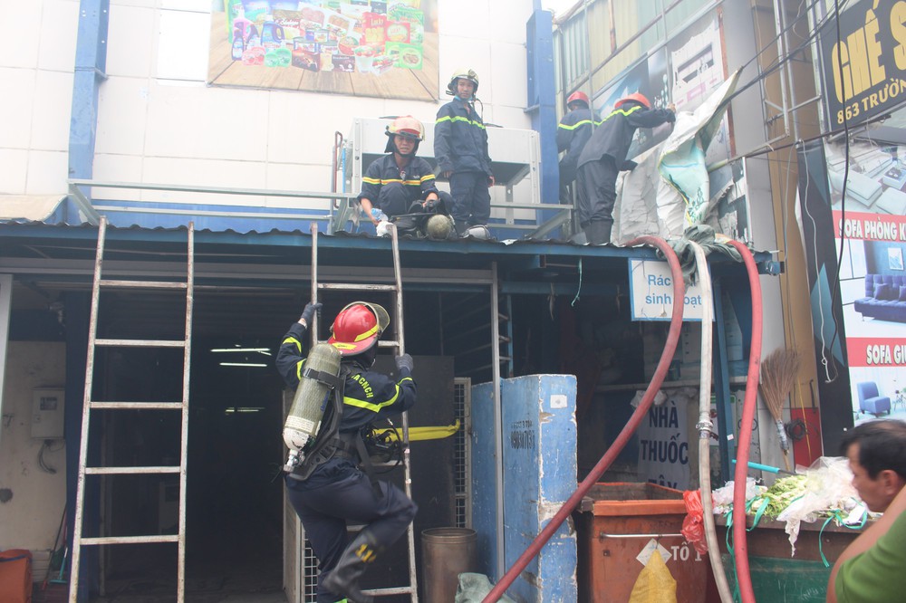 Hiện trường vụ cháy kho xưởng, khói đen bao phủ một vùng ở Sài Gòn - Ảnh 2.