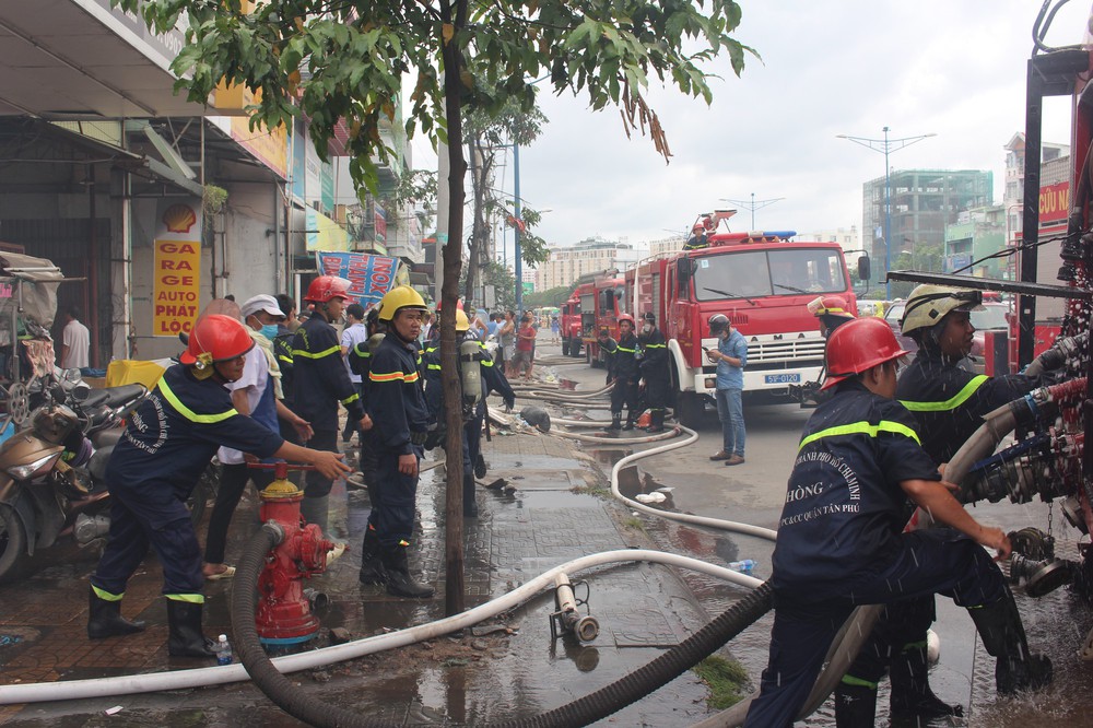 Hiện trường vụ cháy kho xưởng, khói đen bao phủ một vùng ở Sài Gòn - Ảnh 4.