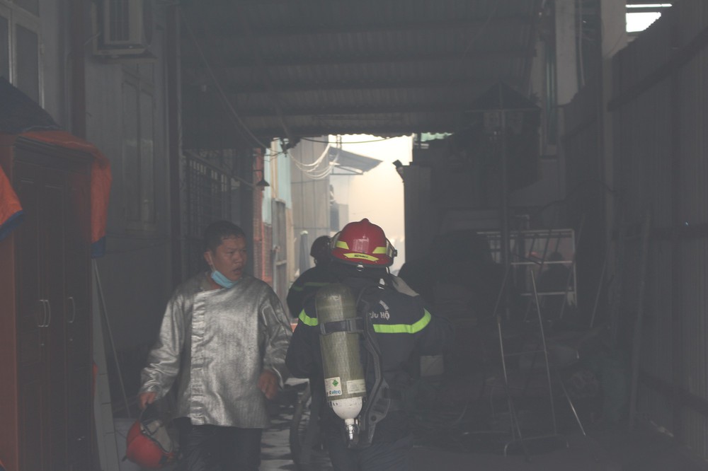Hiện trường vụ cháy kho xưởng, khói đen bao phủ một vùng ở Sài Gòn - Ảnh 5.