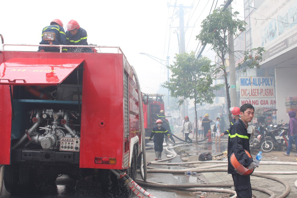 Hiện trường vụ cháy kho xưởng, khói đen bao phủ một vùng ở Sài Gòn - Ảnh 6.