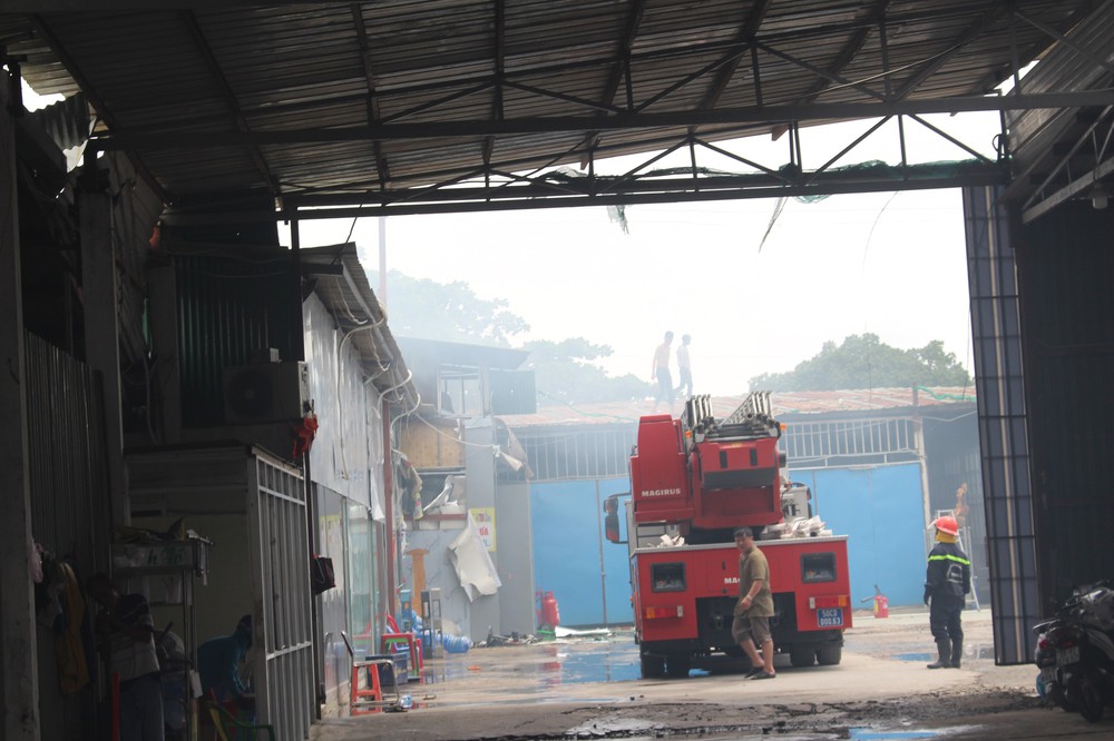 Hiện trường vụ cháy kho xưởng, khói đen bao phủ một vùng ở Sài Gòn - Ảnh 7.