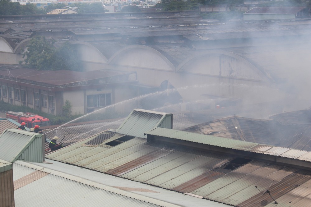 Hiện trường vụ cháy kho xưởng, khói đen bao phủ một vùng ở Sài Gòn - Ảnh 8.