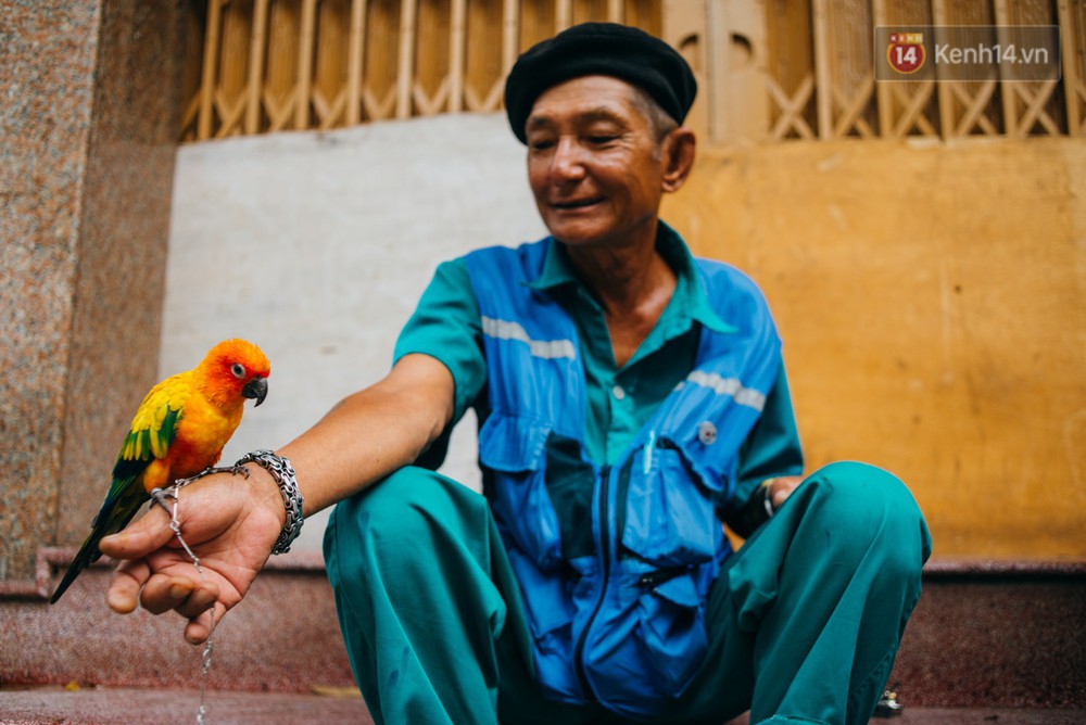 Ông cụ nhặt rác và chú vẹt ở Sài Gòn trên chiếc xe cứu thương đáng yêu được chế tạo từ phế liệu - Ảnh 10.