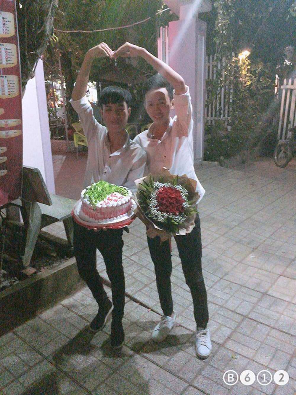 Chuyện thật như đùa chỉ vì lỡ tán tỉnh tình địch cho... bõ ghét, mà sau này phải cầu hôn luôn tình địch - Ảnh 3.