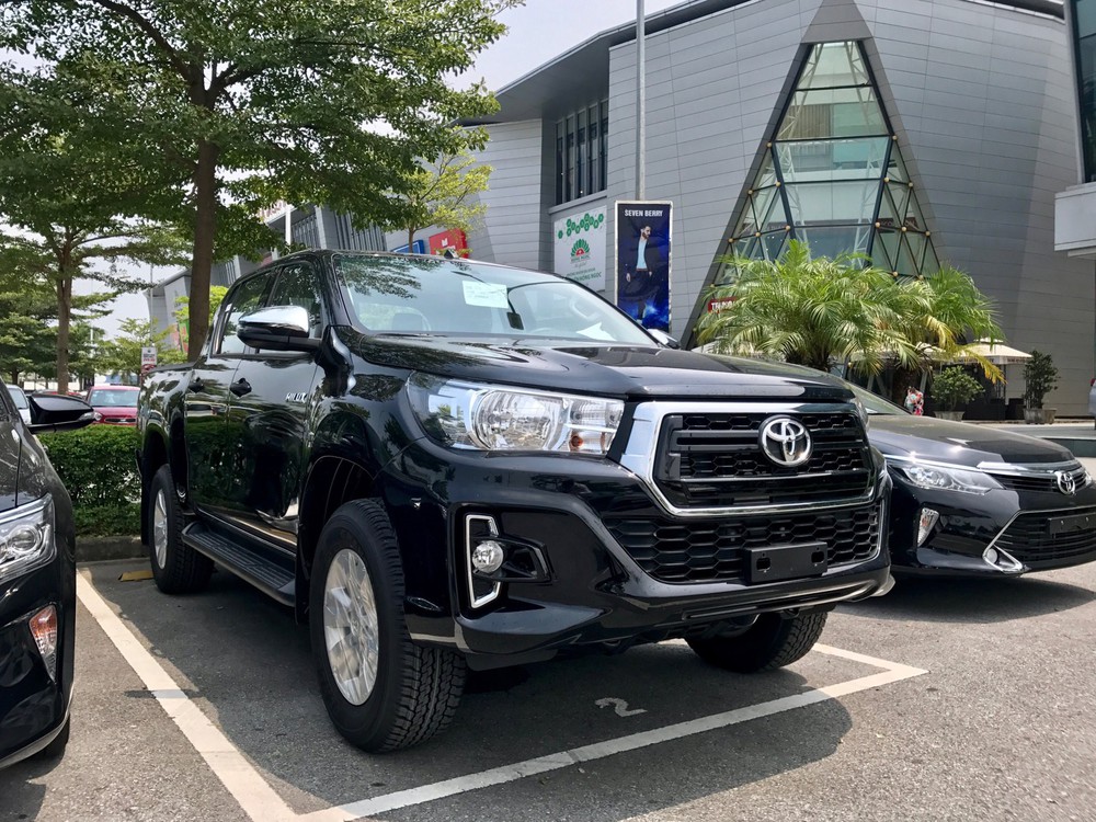 Cận cảnh hàng nóng Toyota Hilux 2018 nhập khẩu vừa cập bến - Ảnh 2.