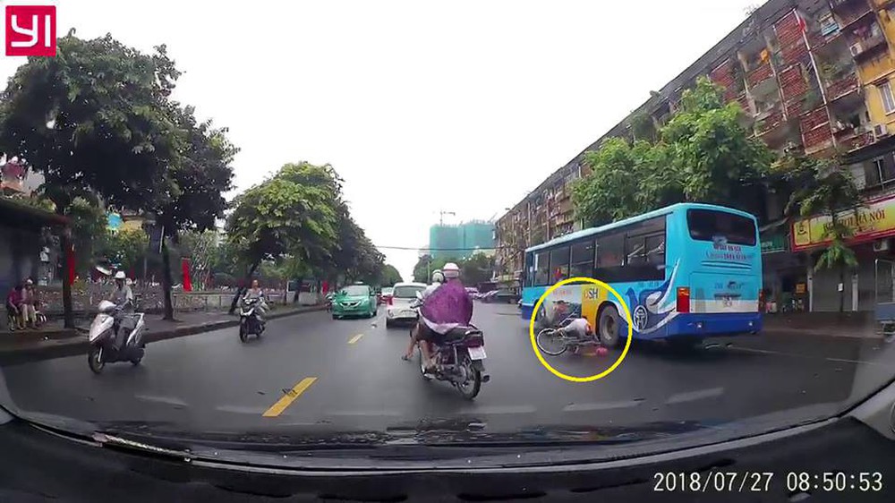 CLIP: Bé gái suýt mất mạng sau khi va chạm với ông - Ảnh 2.