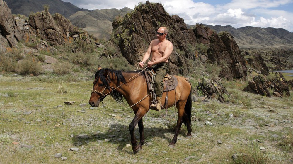 Báo Mỹ: Gián điệp xinh đẹp người Nga bị lộ vì chiếc ốp điện thoại có hình ông Putin ngực trần - Ảnh 2.