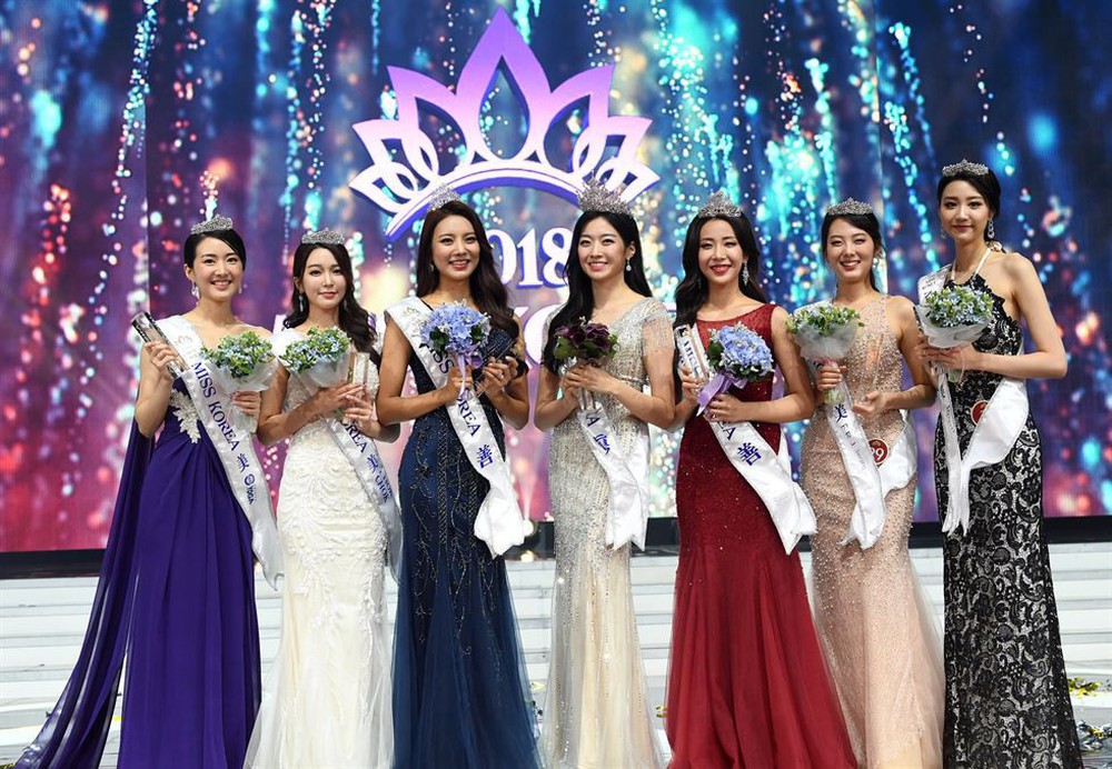 Dở khóc dở cười tại Hoa hậu Hàn Quốc 2018: Mẹ Kim Tan và mỹ nhân Kpop quá đẹp, chiếm hết spotlight của Tân Hoa hậu - Ảnh 1.