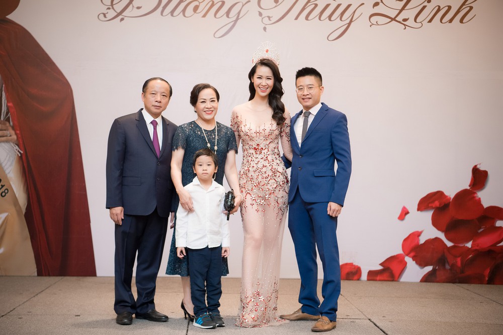 Dương Thuỳ Linh lộng lẫy xuất hiện sau khi đoạt giải Hoa hậu Phụ nữ toàn thế giới - Ảnh 2.