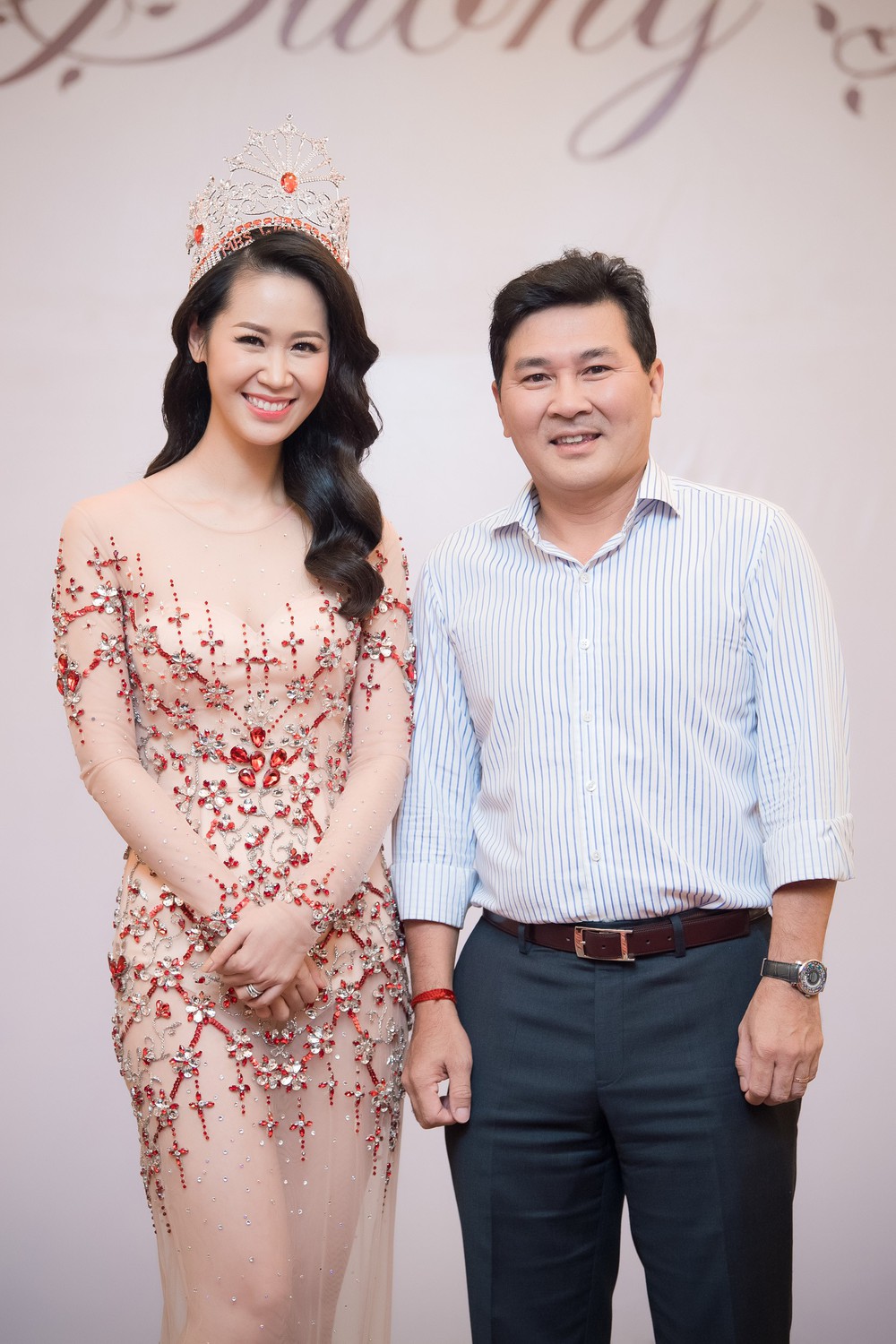 Dương Thuỳ Linh lộng lẫy xuất hiện sau khi đoạt giải Hoa hậu Phụ nữ toàn thế giới - Ảnh 13.