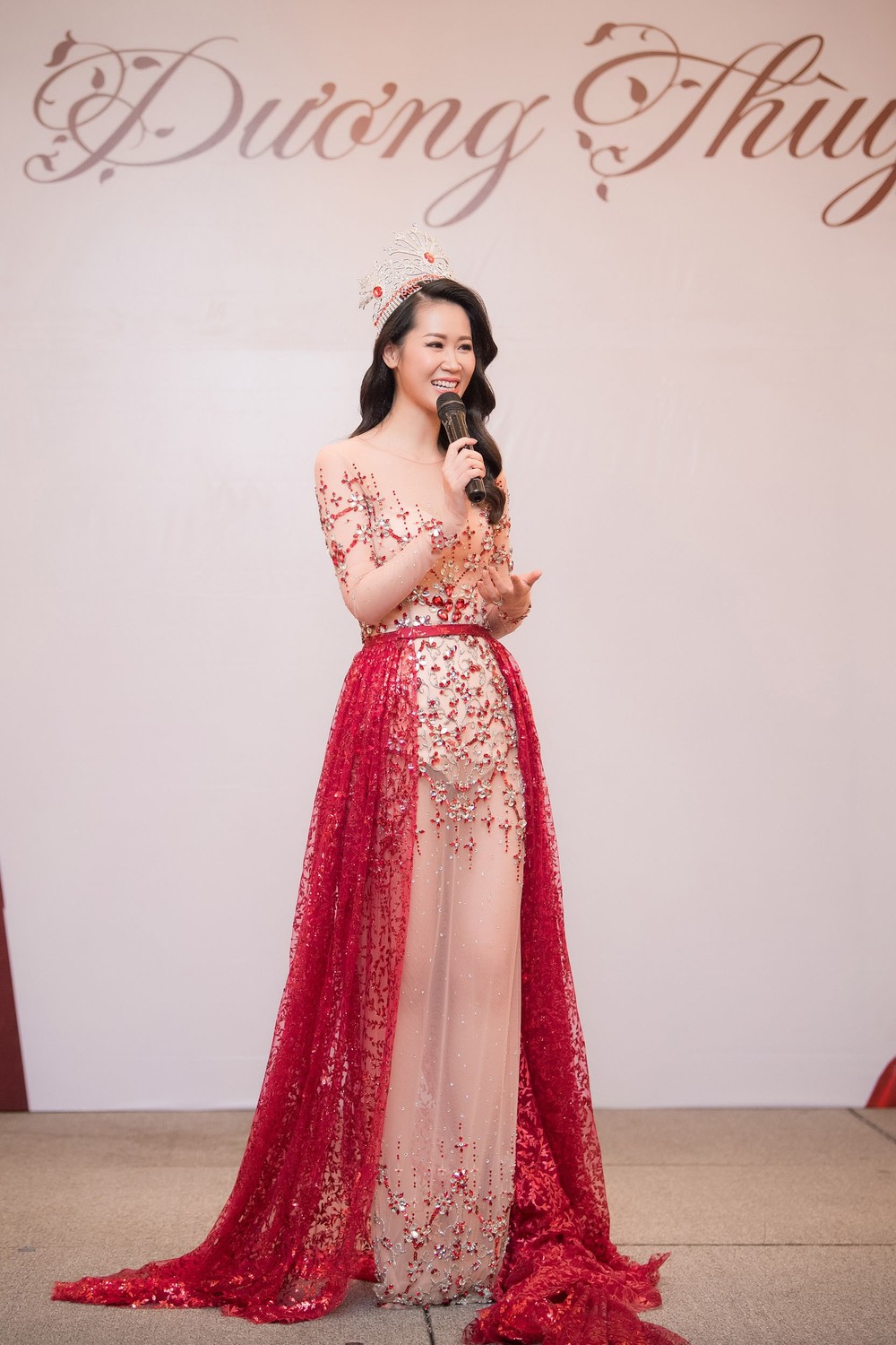 Dương Thuỳ Linh lộng lẫy xuất hiện sau khi đoạt giải Hoa hậu Phụ nữ toàn thế giới - Ảnh 4.