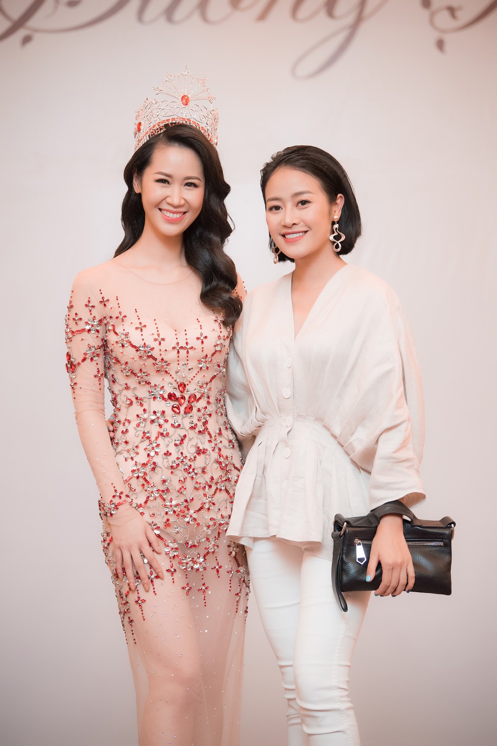 Dương Thuỳ Linh lộng lẫy xuất hiện sau khi đoạt giải Hoa hậu Phụ nữ toàn thế giới - Ảnh 10.