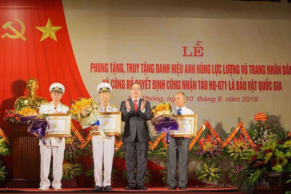 Phong tặng, truy tặng ba anh hùng Hải quân - Ảnh 1.