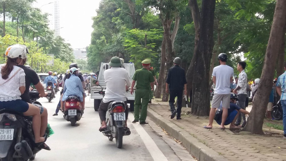 Phát hiện thi thể phụ nữ mặc áo hai dây nổi trên hồ Linh Đàm