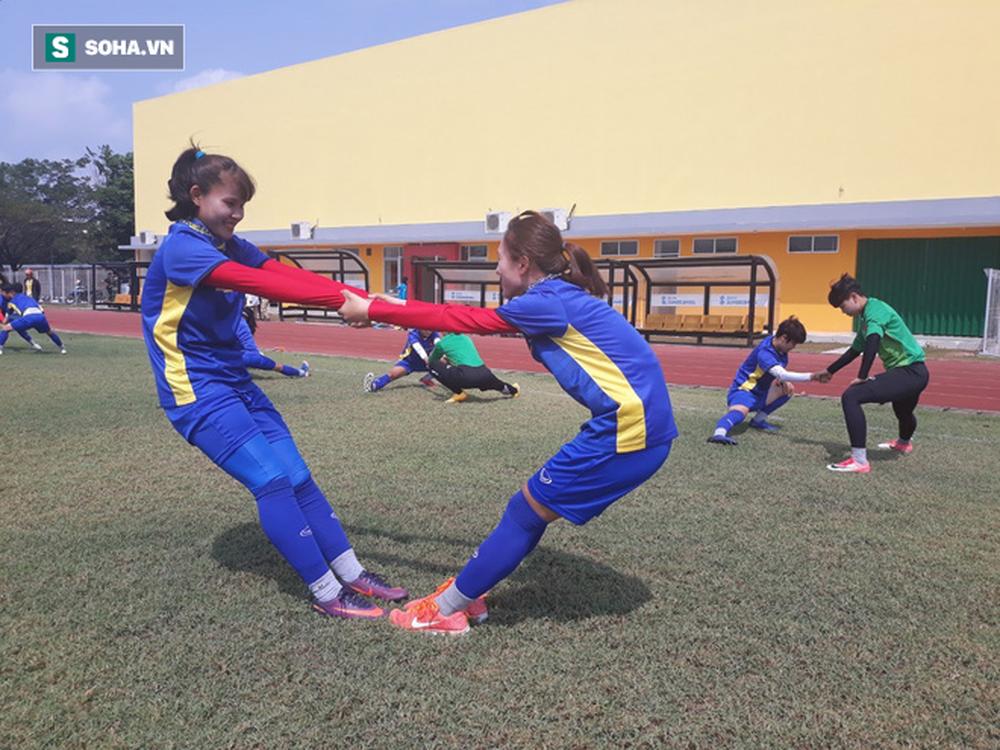 Trong khi U23 Việt Nam tập mặt ruộng, đội nữ lại thảnh thơi tập trên sân xịn - Ảnh 4.