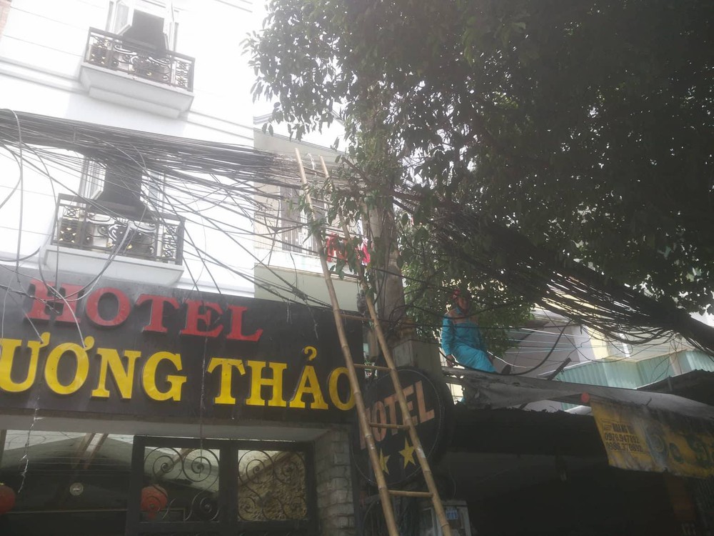 Trụ điện nổ như pháo hoa rồi cháy dữ dội, nhiều người đi đường tháo chạy thoát thân - Ảnh 1.