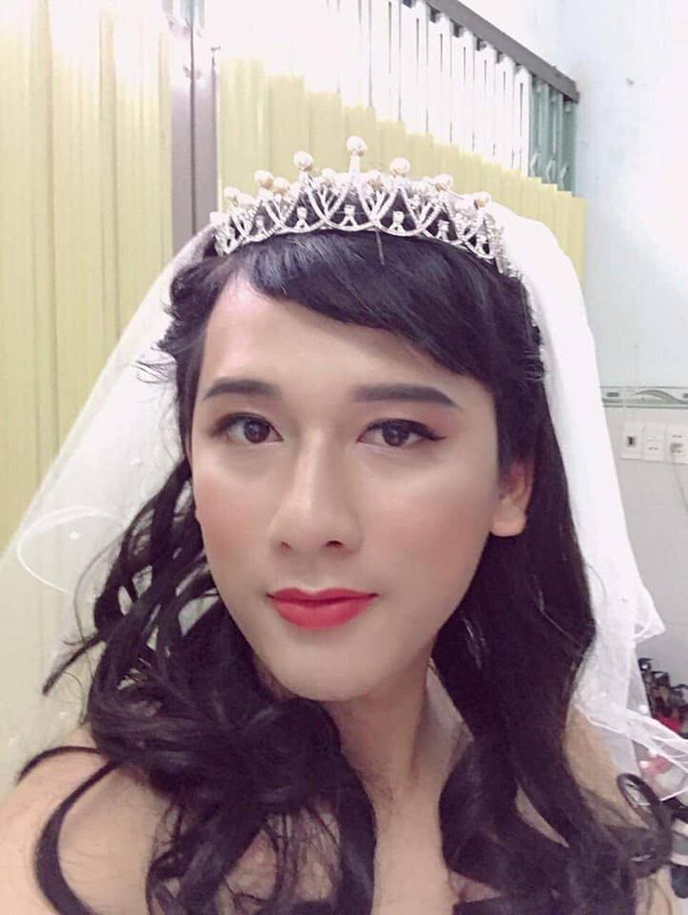 Không có tiền mời mẫu make up, cô gái hô biến chồng thành hot girl xinh đẹp - Ảnh 2.
