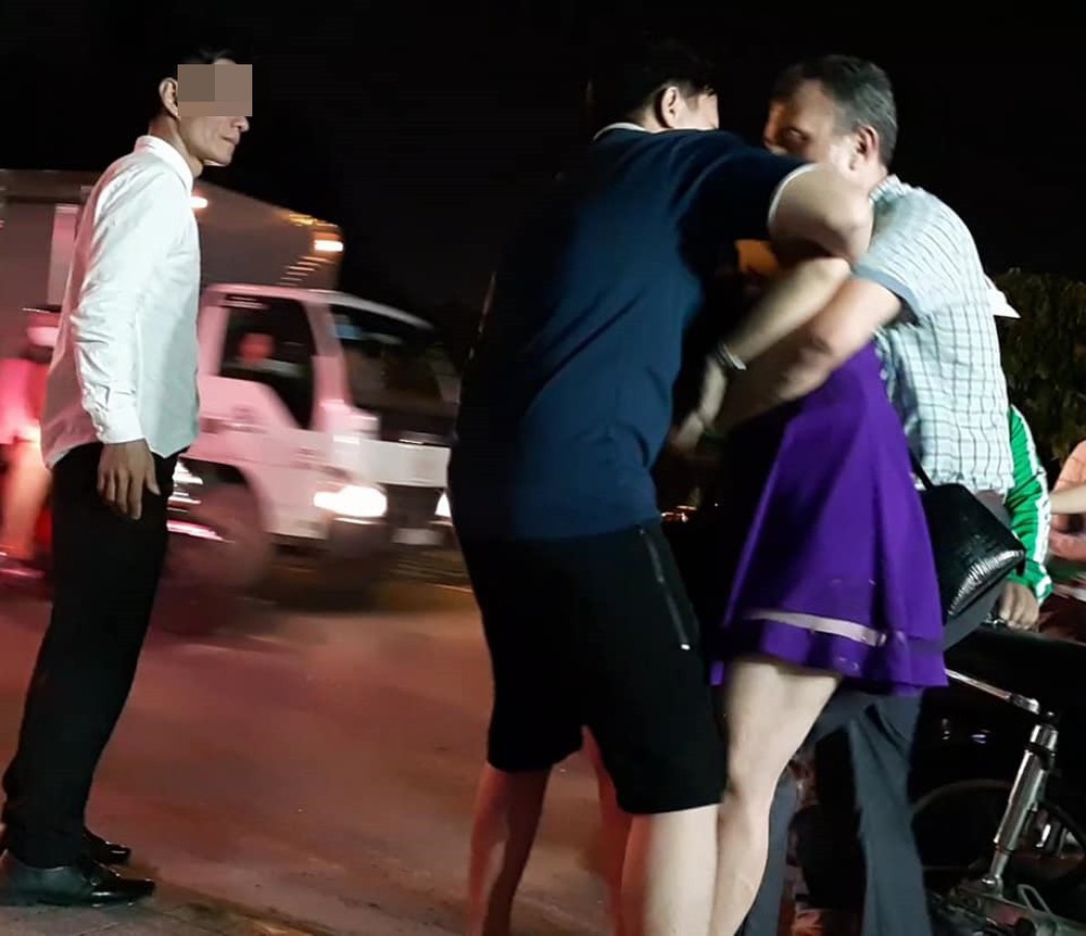 23 giờ đêm, chuyện cô gái và 3 người đàn ông ở sân bay khiến tất cả hồi hộp hóng kết - Ảnh 1.