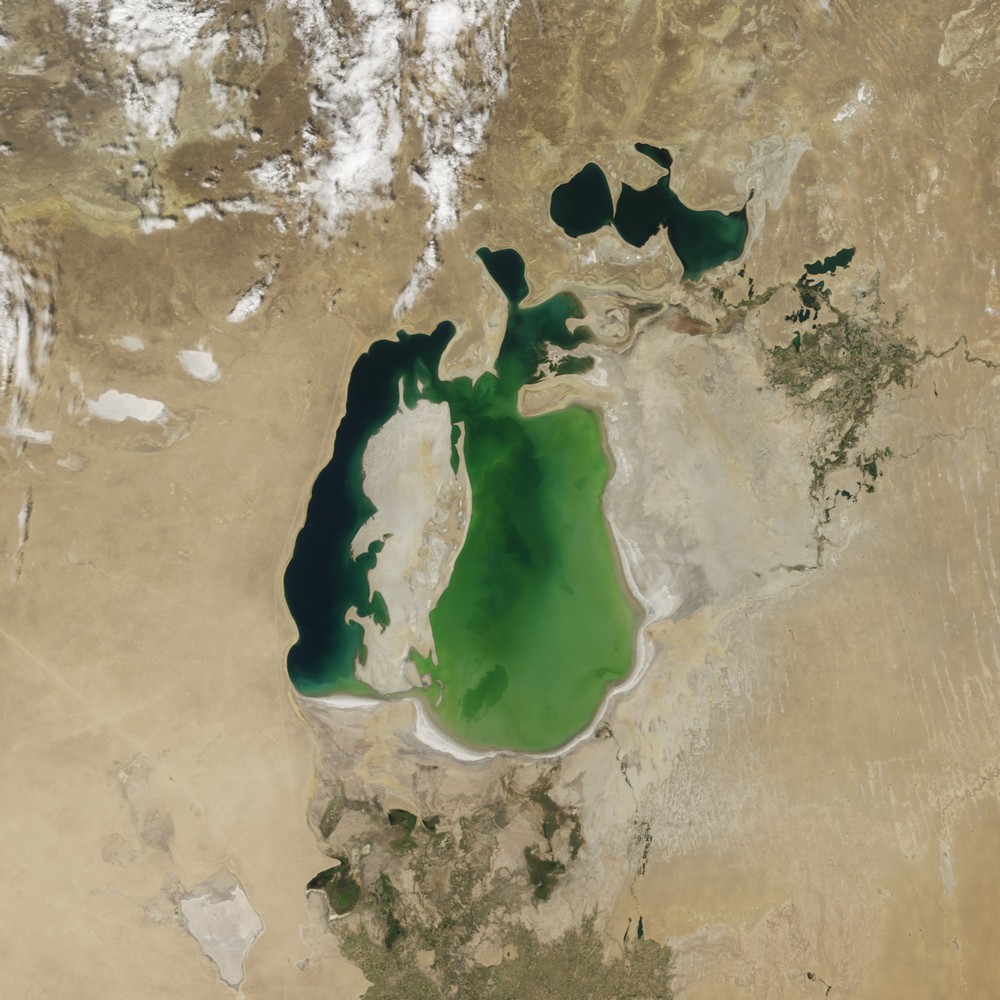 Từng là hồ lớn thứ tư thế giới, nước ở Aral đang dần cạn kiệt: Chuyện kỳ dị gì đã diễn ra? - Ảnh 1.