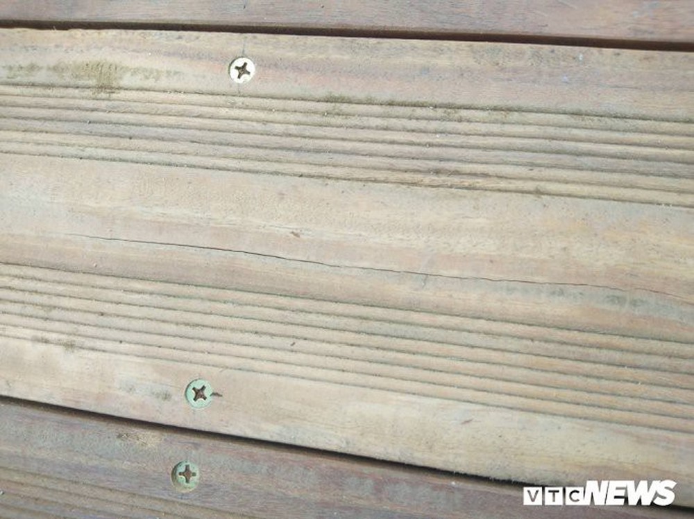 Cầu đi bộ lát gỗ lim gây tranh cãi ở Huế: Mặt ván sàn xuất hiện vết rạn nứt - Ảnh 8.