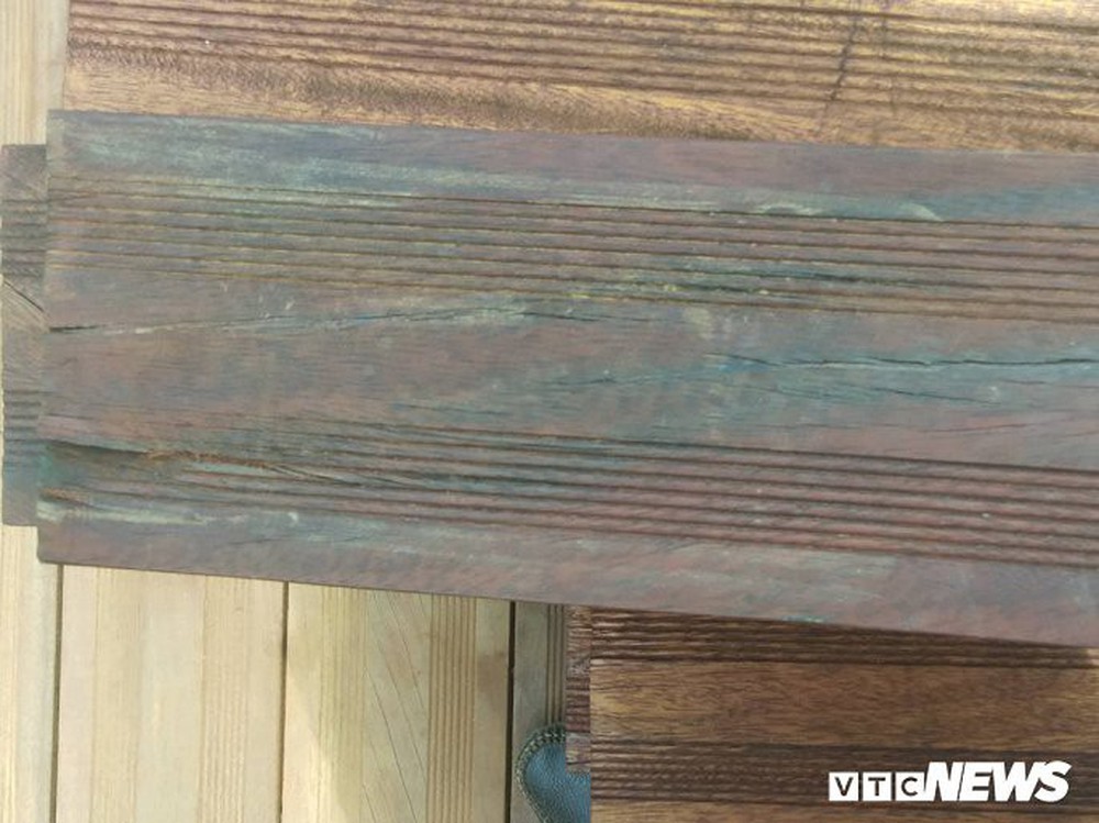 Cầu đi bộ lát gỗ lim gây tranh cãi ở Huế: Mặt ván sàn xuất hiện vết rạn nứt - Ảnh 10.
