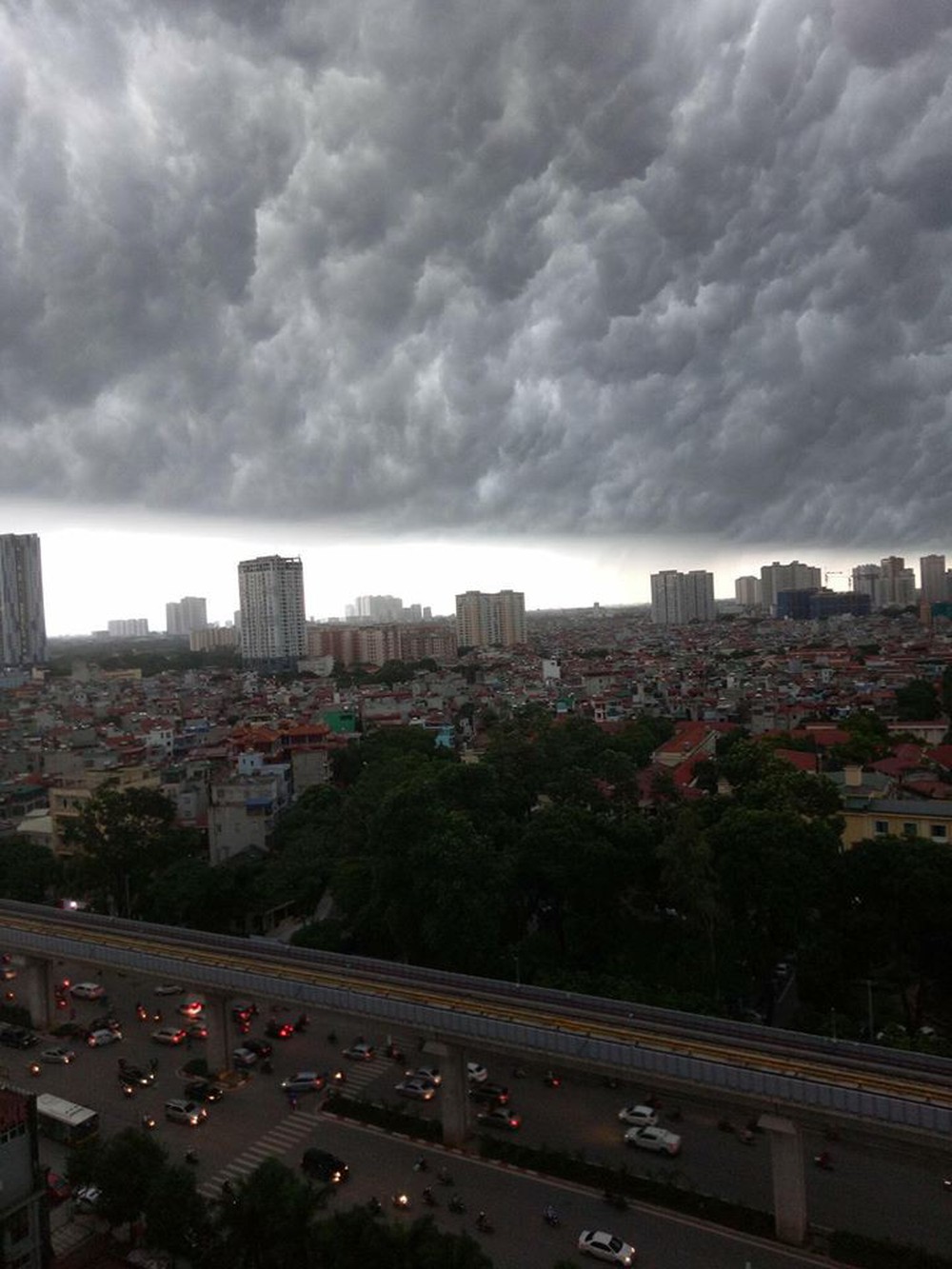 Bức ảnh bầu trời Hà Nội đang được chia sẻ nhiều nhất trên mạng xã hội hôm nay - Ảnh 7.