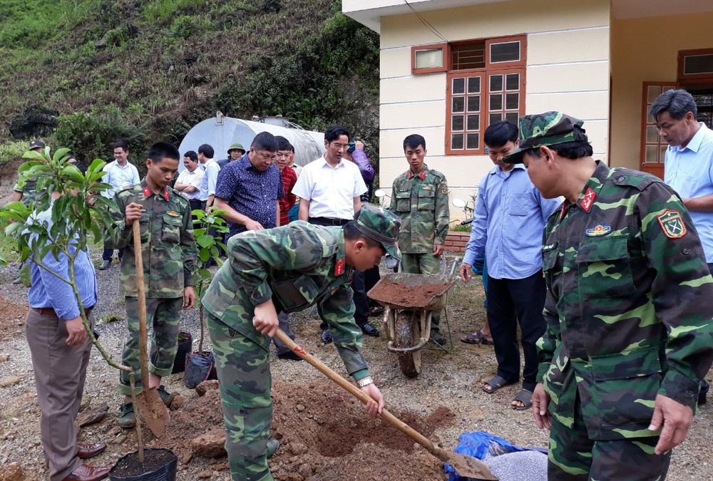 Bộ đội giúp dân trồng cây bơ giữa sào huyệt ma túy ở Lóng Luông - Ảnh 5.