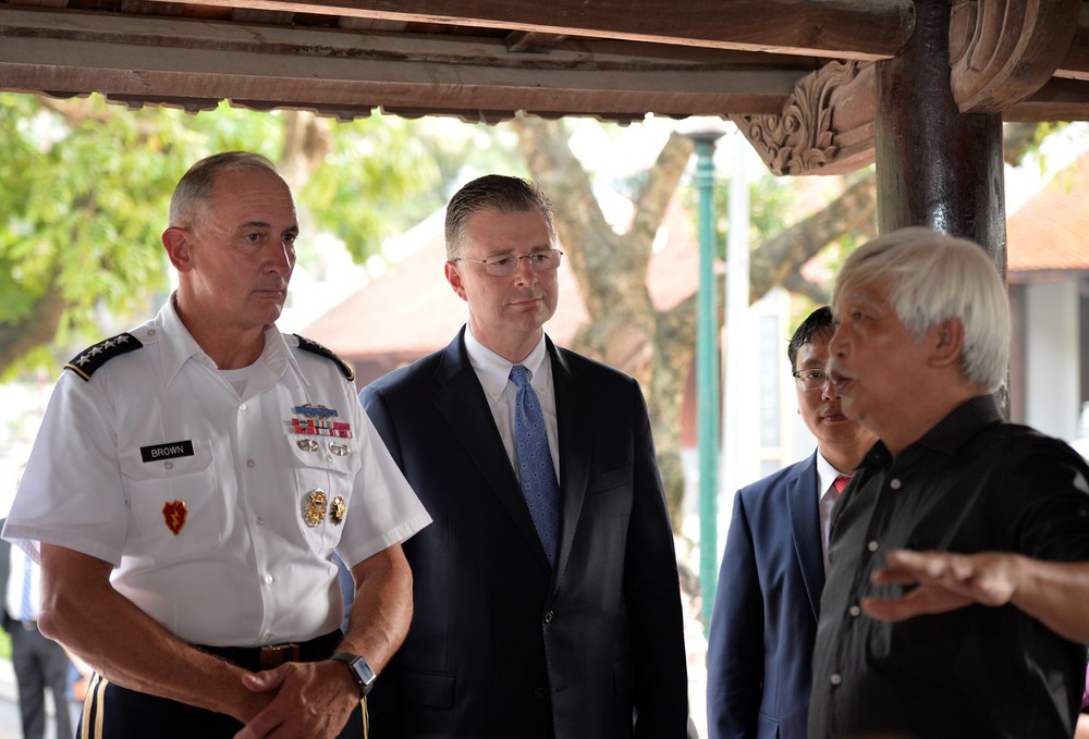 Tướng Mỹ thăm đền Hai Bà Trưng, cam kết hợp tác cùng Việt Nam bảo đảm quyền tự do hàng hải - Ảnh 1.