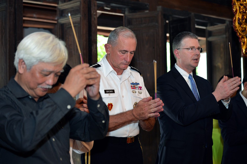 Tướng Mỹ thăm đền Hai Bà Trưng, cam kết hợp tác cùng Việt Nam bảo đảm quyền tự do hàng hải - Ảnh 5.