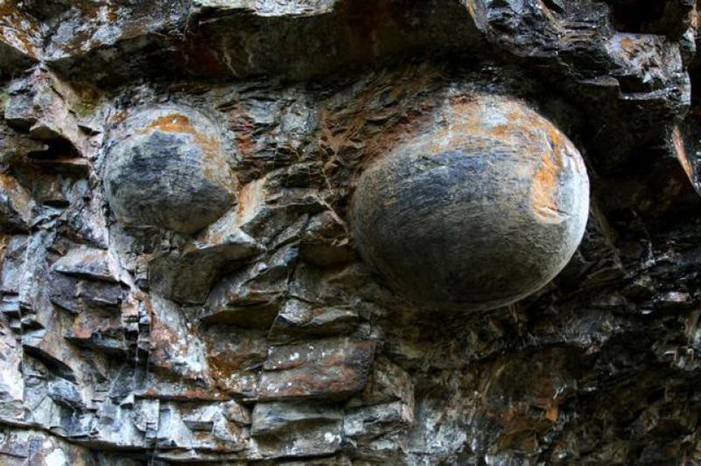 Bí ẩn vách đá biết đẻ trứng ở Trung Quốc, cứ 30 năm lại sản sinh một lần - Ảnh 2.