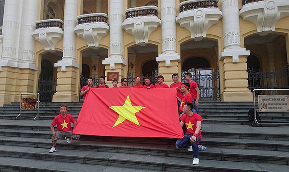 Cổ động viên Việt Nam nhuộm đỏ sân bay đi xem tứ kết ASIAD - Ảnh 2.