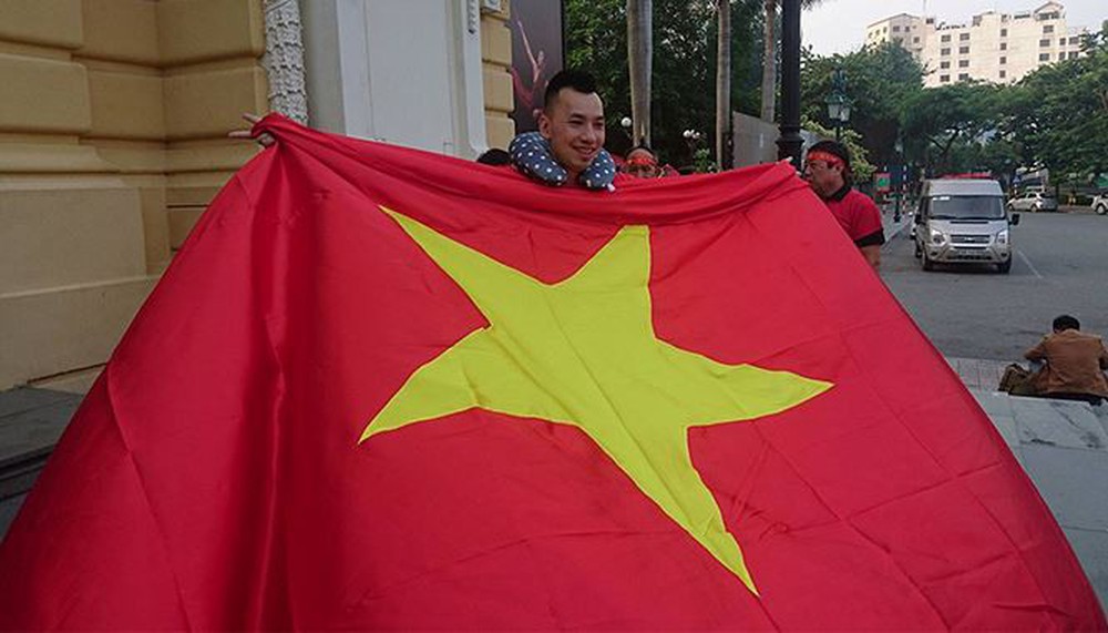 Cổ động viên Việt Nam nhuộm đỏ sân bay đi xem tứ kết ASIAD - Ảnh 3.