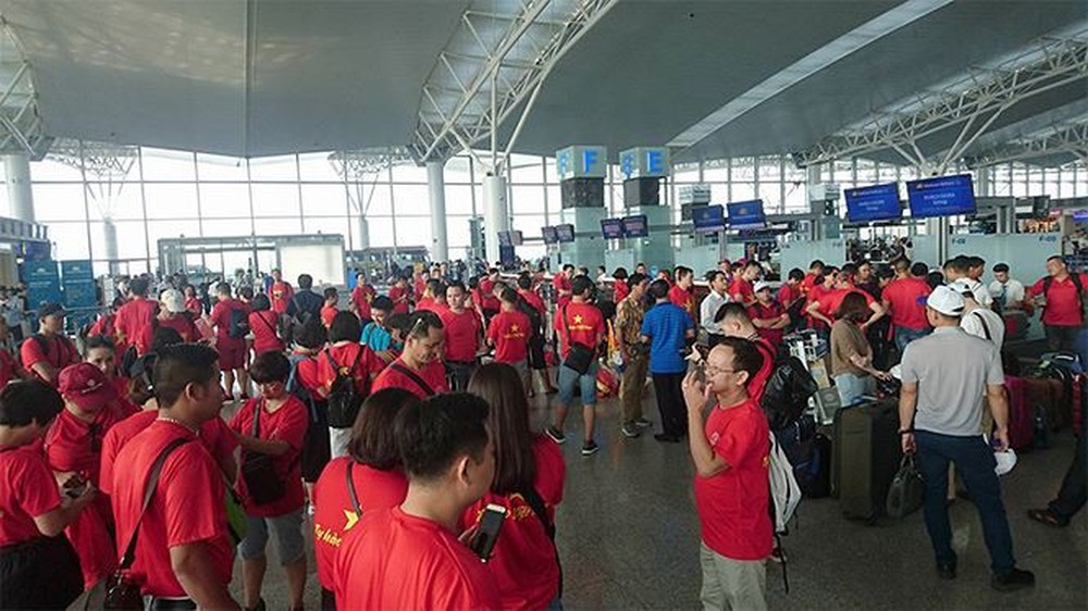Cổ động viên Việt Nam nhuộm đỏ sân bay đi xem tứ kết ASIAD - Ảnh 5.