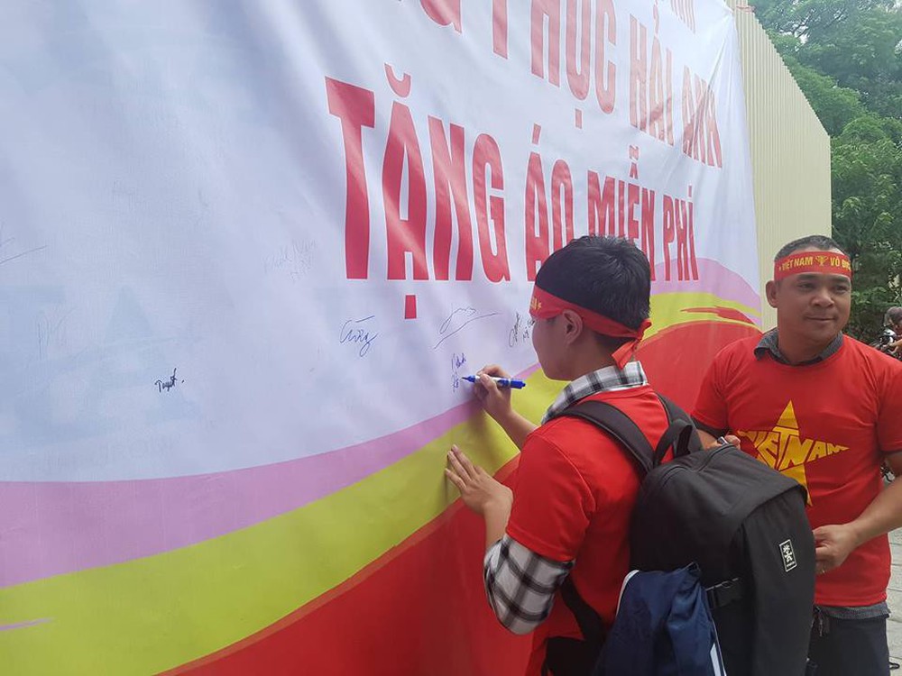 Phát miễn phí 1.000 áo phông, băng rôn, cờ đỏ cho fan cổ vũ Olympic Việt Nam - Ảnh 6.