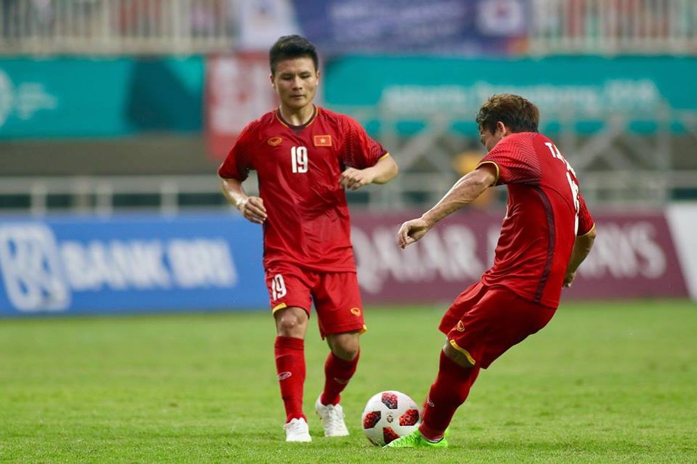 CĐV Việt Nam bật khóc, nhiều người an ủi cầu thủ U23 sau thất bại trước Hàn Quốc - Ảnh 1.